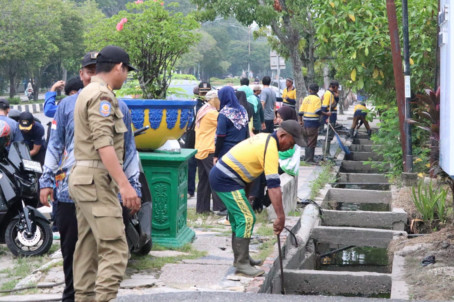 Pelindo Regional 1 Dumai dan Warga Bersinergi Bersihkan Jalan Sultan Syarif Kasim