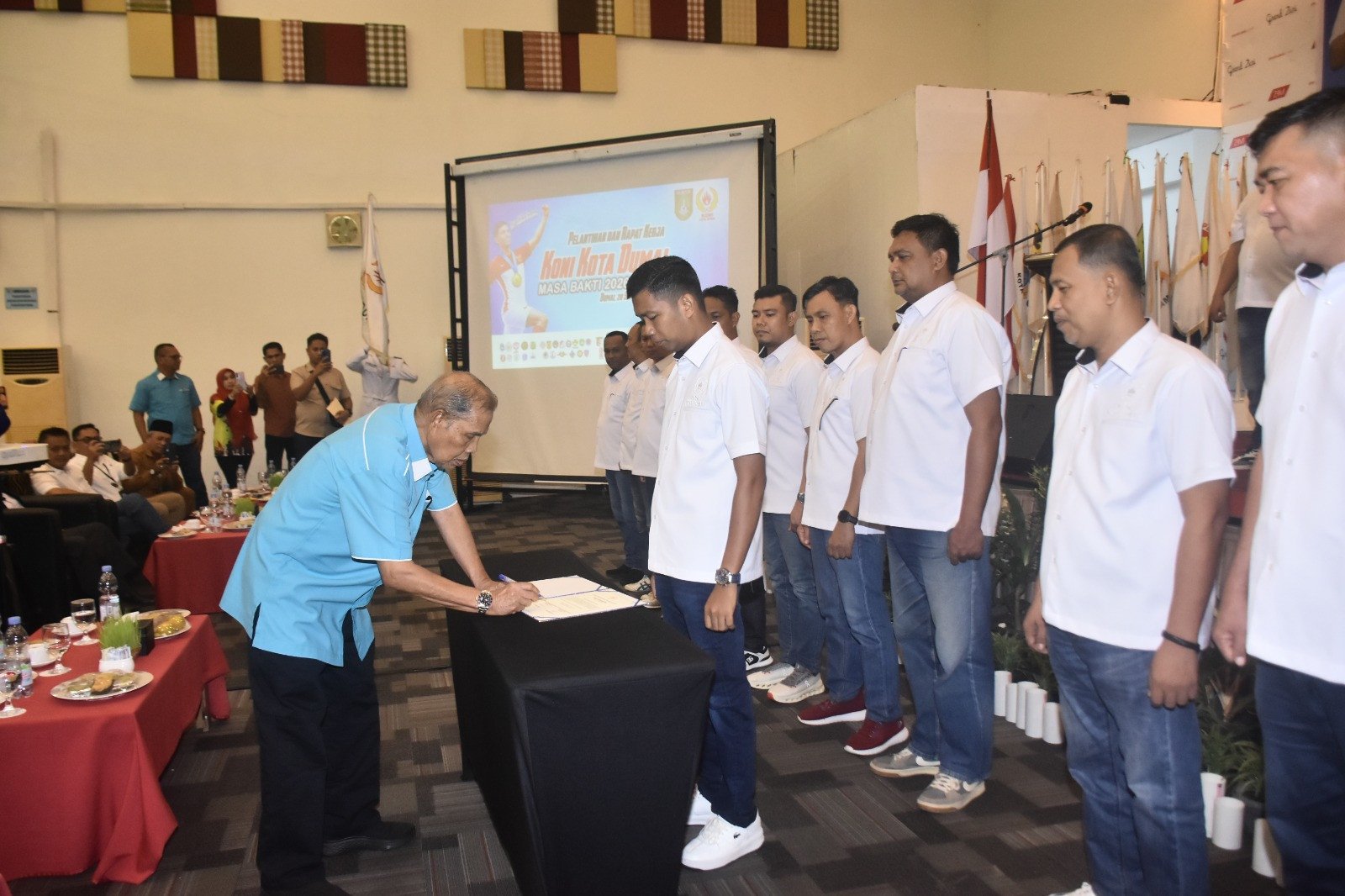 Iskandar Hoesin Lantik Pengurus KONI Dumai, Serukan Dumai Jadi Barometer Olahraga Riau