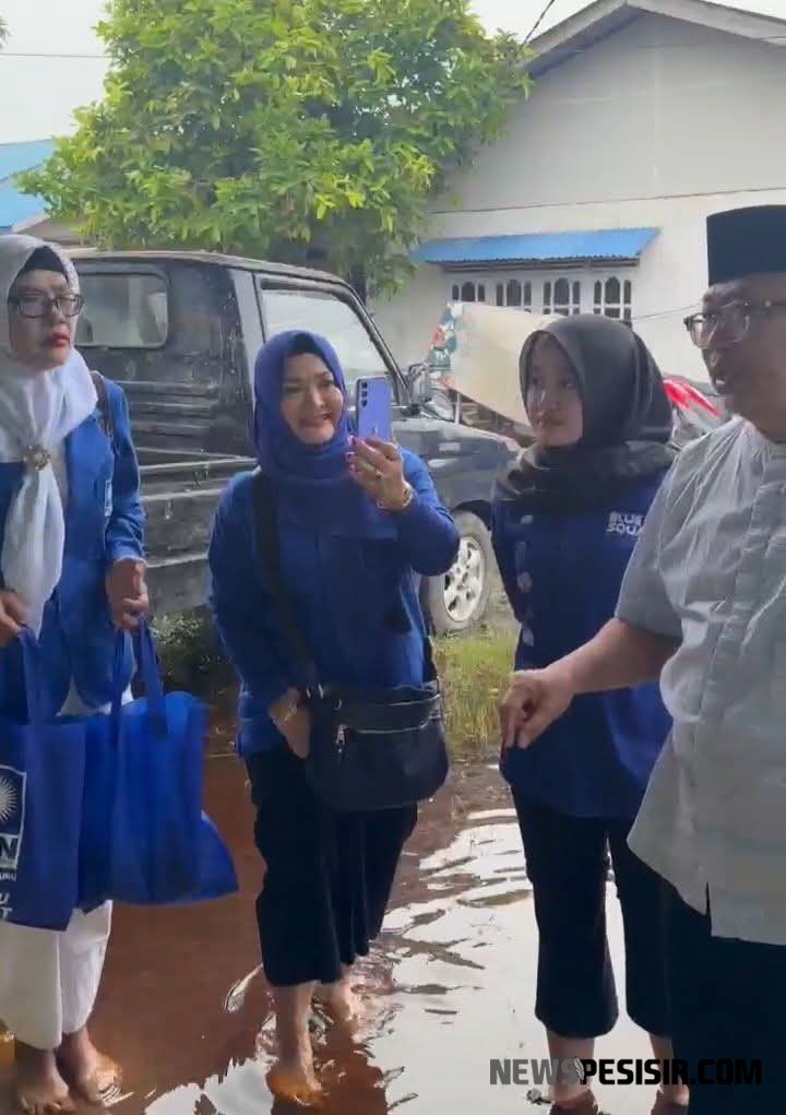 Hj Haslinar dan Ketua PAN Dumai Bergerak, Bagikan Nasi Bungkus di Tengah Banjir