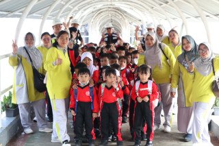 Kunjungan Edukasi ke Pelabuhan Dumai, Siswa TK Barunawati II Belajar Secara Langsung