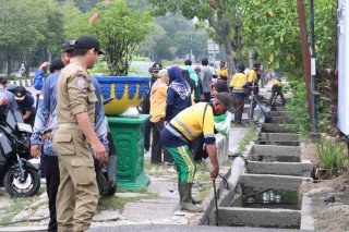 Pelindo Regional 1 Dumai dan Warga Bersinergi Bersihkan Jalan Sultan Syarif Kasim