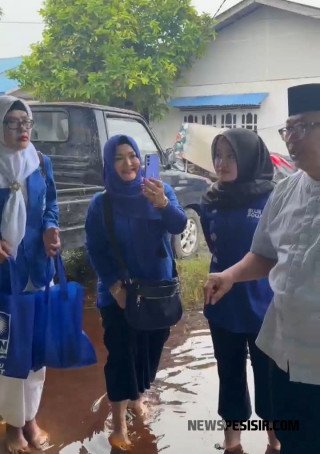 Hj Haslinar dan Ketua PAN Dumai Bergerak, Bagikan Nasi Bungkus di Tengah Banjir